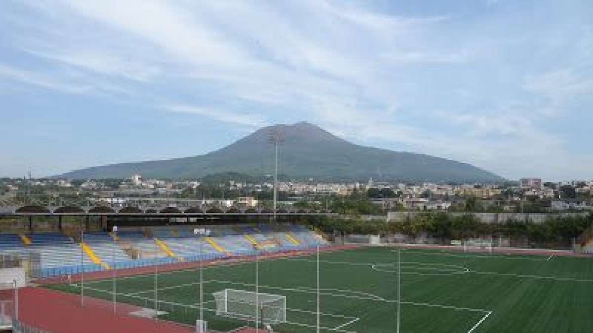 Bar e lavanderia abusivi nello stadio dove gioca il Savoia, trovato anche un carrello dell'areoporto di Roma