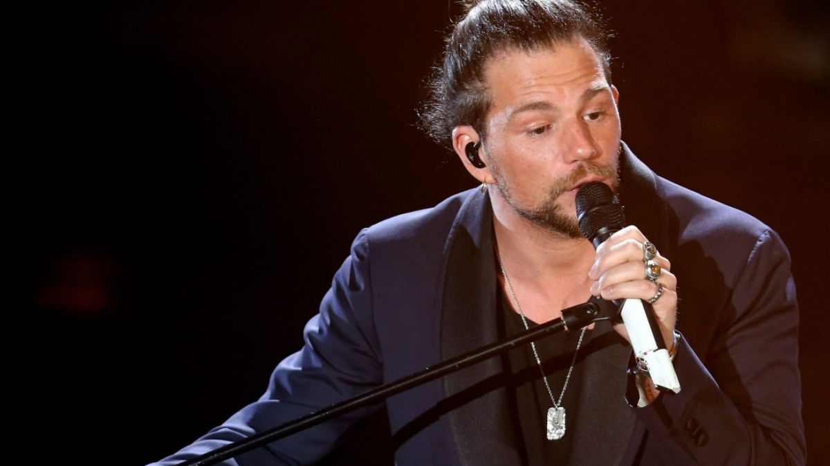 Enrico Nigiotti scalda i muscoli per il Festival di Sanremo: «Sono a dieta e mi alleno tutti i giorni. Le mie canzoni come un cacciucco alla livornese»