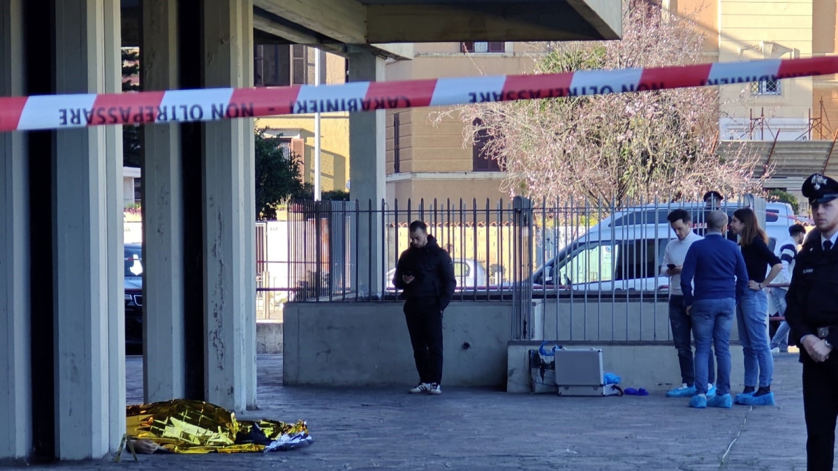 Roma, lite fra «maranza» a Cornelia: giovane ucciso a coltellate nel parcheggio del centro commerciale. Tre fermati