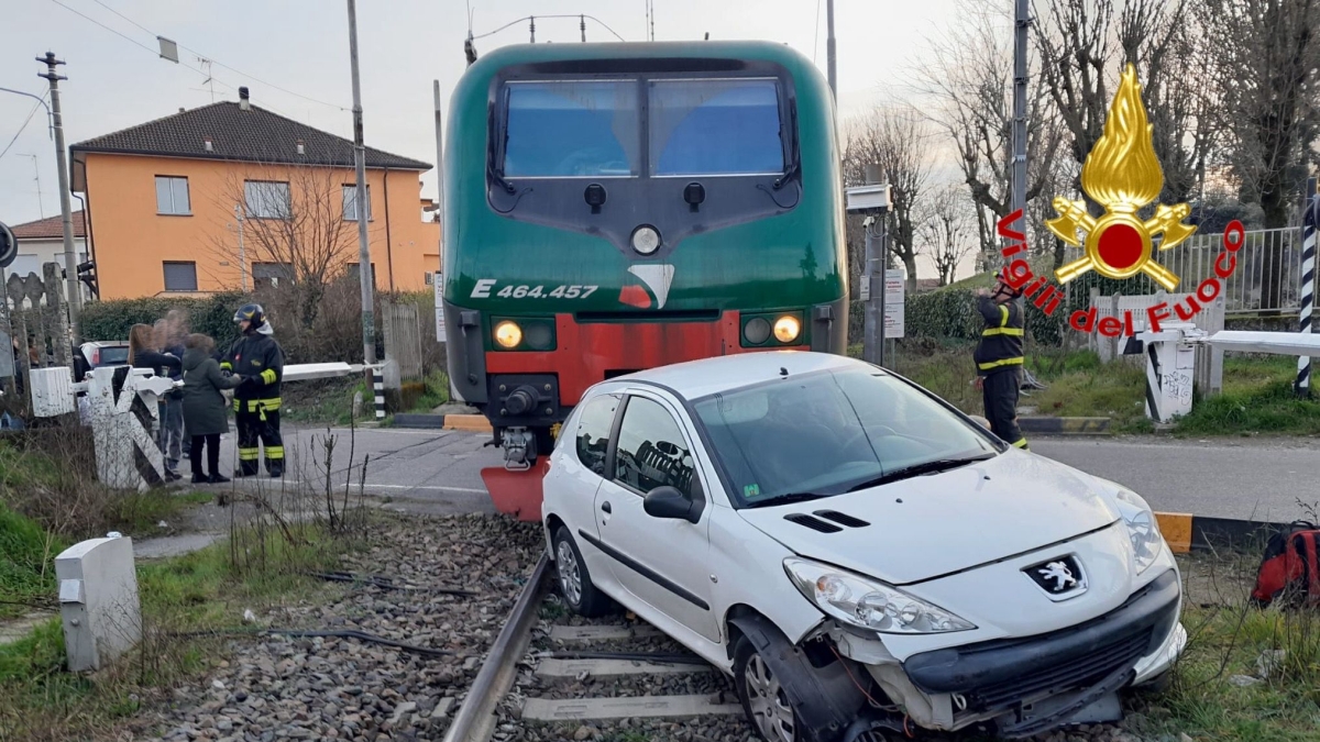 Abbiategrasso, auto si scontra con un treno della Mortara-Rogoredo: nessun ferito ma 300 passeggeri bloccati per due ore