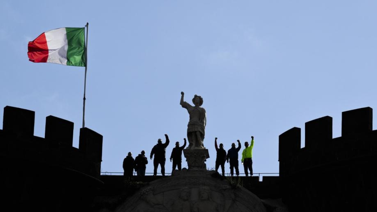 Napoli, disoccupati in cima al Maschio Angioino: «I tempi delle istituzioni non sono i nostri»