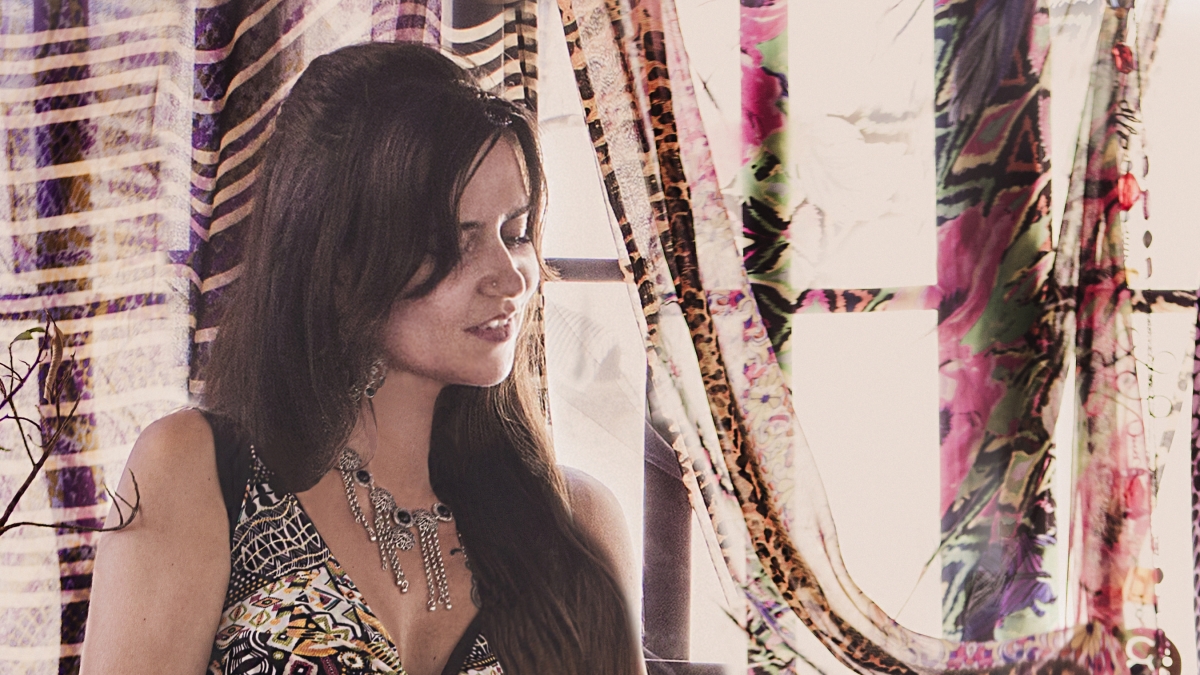 Emanuela Colucci riscopre l’antico canto napoletano: “La Rosa” tra sogno e simbolo