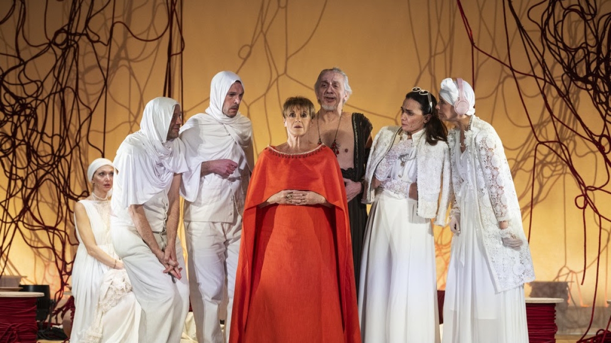 Lella Costa è Lisistrata, eroina pacifista nell’antica Atene che incita le altre donne allo «sciopero del sesso»