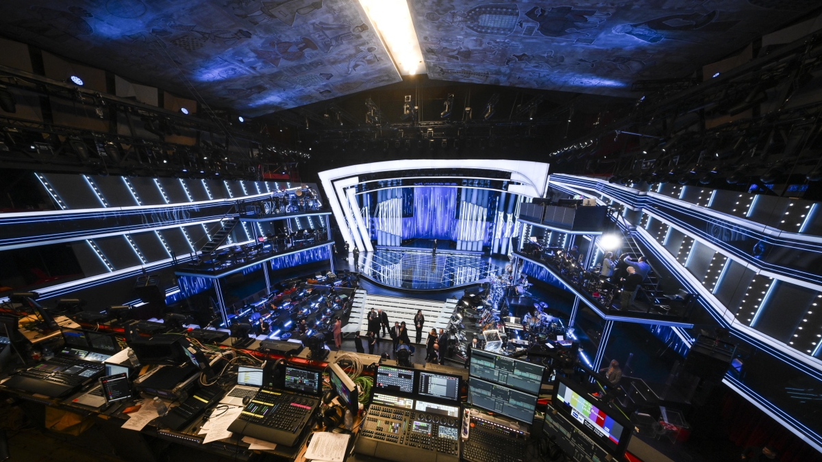 La scaletta e gli orari della prima serata: apre Olly. Show di 5 ore: Ferro super ospite | Conti: «Festival cristiano e democratico»