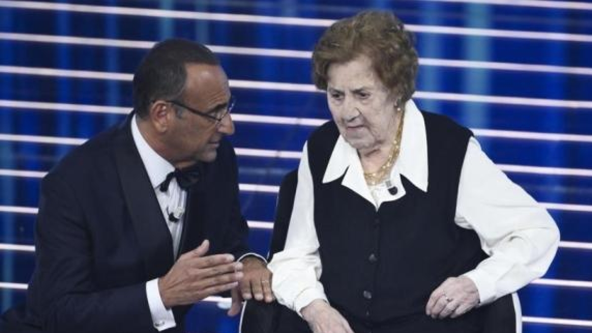 Gianna Pratesi sul palco dell'Ariston a 105 anni: «Nel 1946 ho votato per la Repubblica. Mangio quello che mi va, leggo tre giornali al giorno senza occhiali e suono il pianoforte»