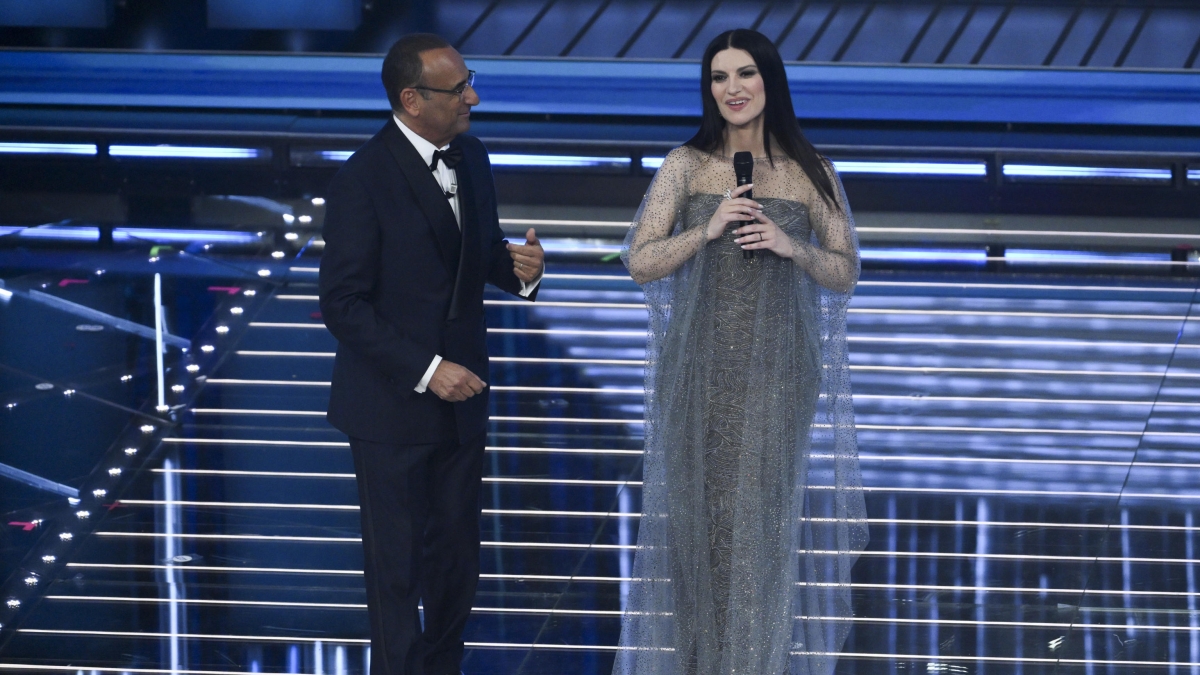 Laura Pausini e il doppio senso a Sanremo (per colpa di un microfono). Poi si scusa: «Sono stata brava fino ad adesso...»
