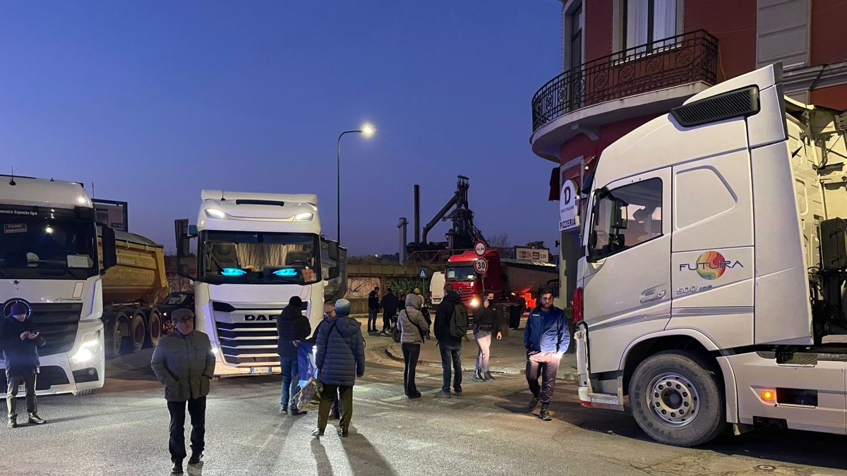 Bagnoli, nuova protesta contro i lavori per l'America's Cup: bloccati i tir diretti al cantiere