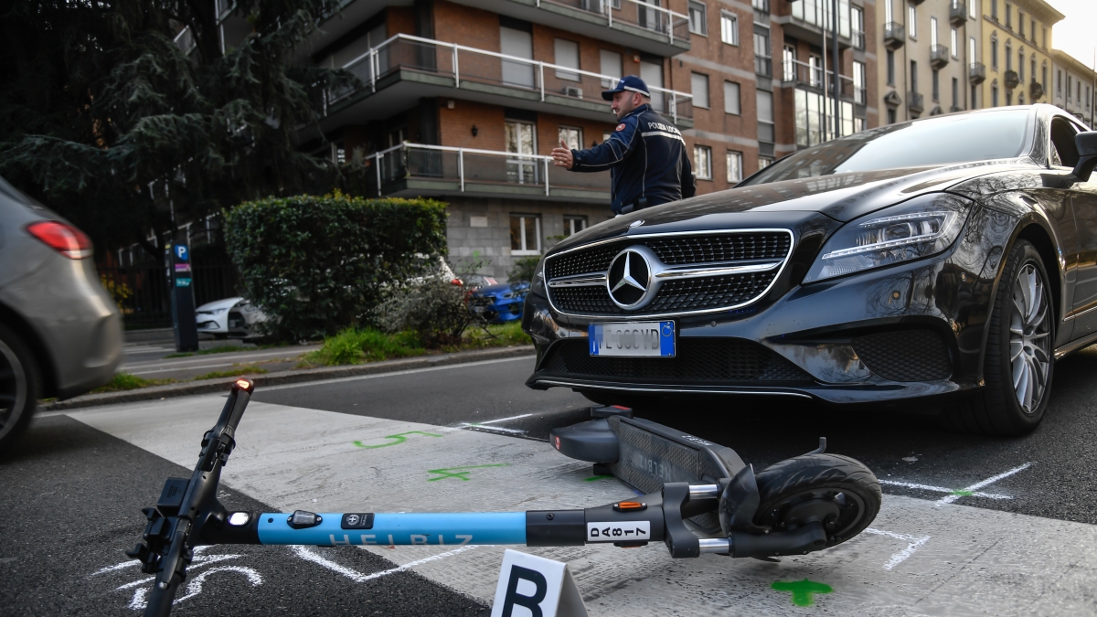 Nova Milanese, 21enne perde il controllo del monopattino elettrico e muore dopo violenta caduta