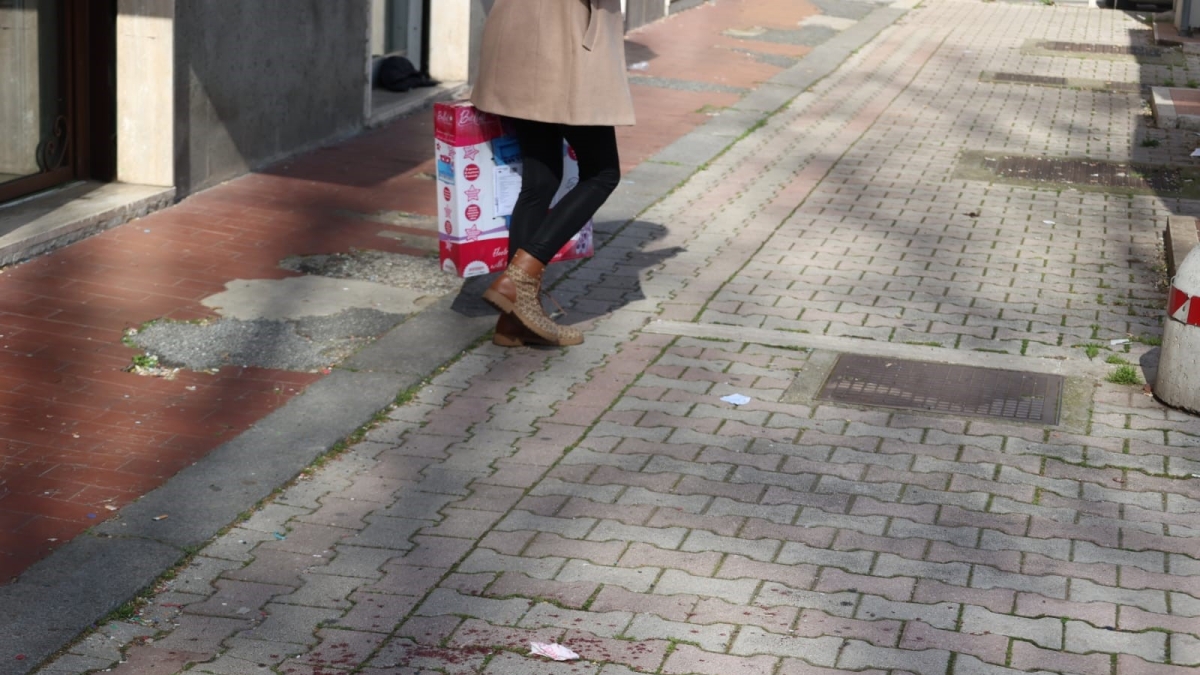 Orrore al Gianicolense a Roma, 85enne colpisce la nuora per strada con un'ascia. Lei grave in ospedale. «Hai rovinato la vita a mio figlio»