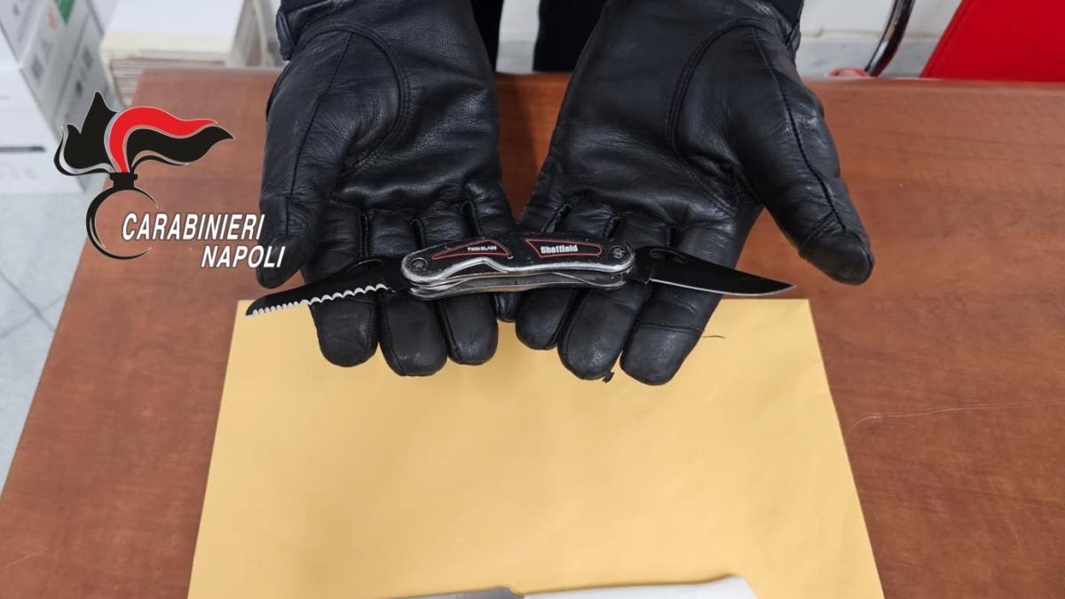 Arzano, 15enni in classe con i coltelli: lezioni sospese e due alunni riaffidati alle famiglie