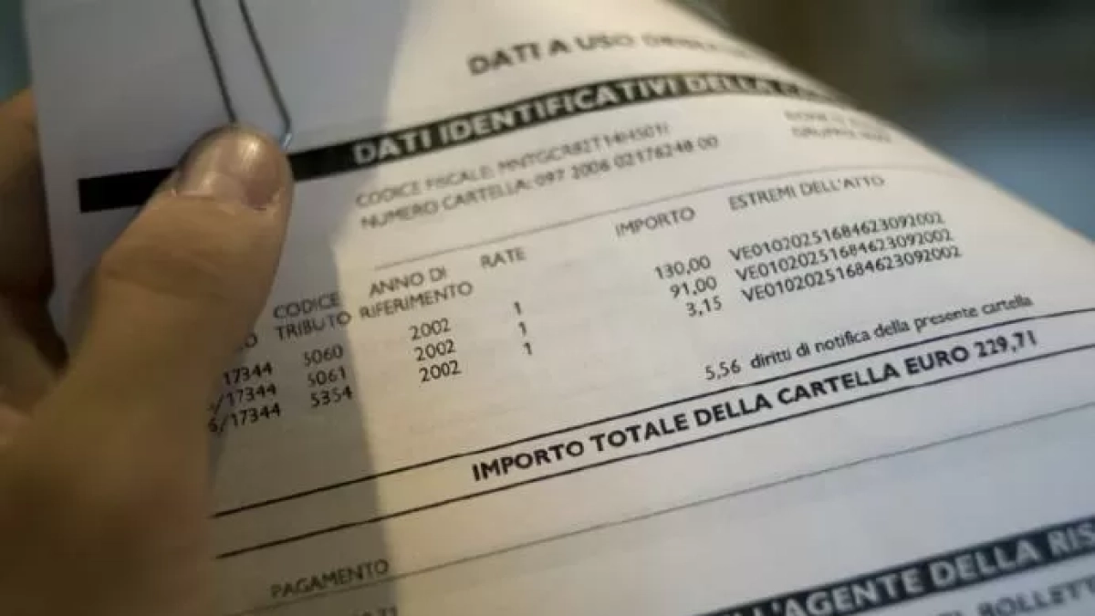 Acerra, lite all'Ufficio Tributi per una cartella esattoriale: consigliere comunale colpisce dipendente con una testata al volto