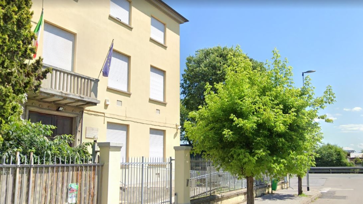 Voghera, nonno dà uno schiaffo a un bambino dentro l'aula di una scuola elementare: «Mia nipote vittima di bullismo»