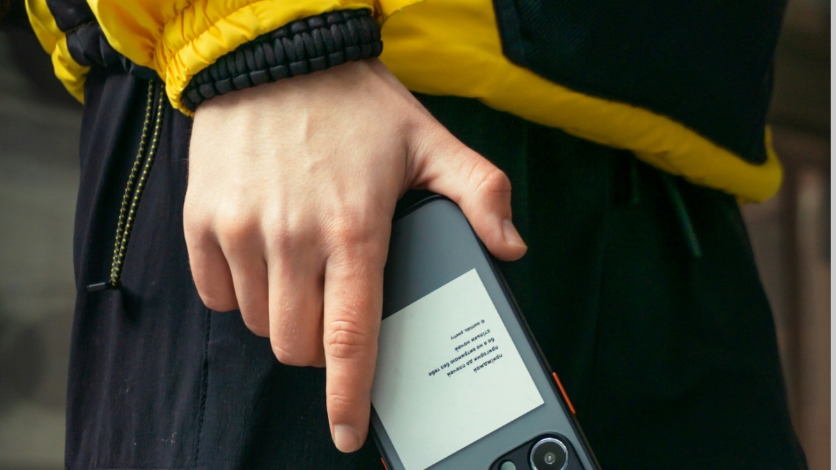 Nonna, nipote e cellulare: una battaglia per la salute