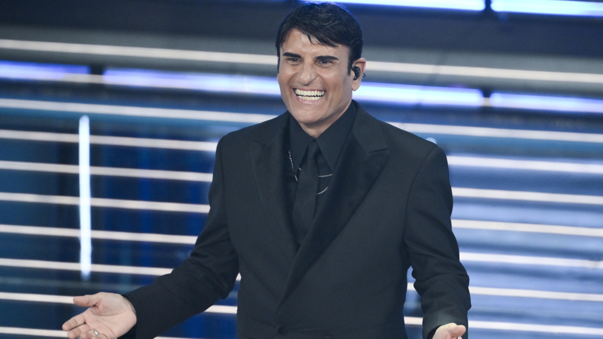 Chi è Sal Da Vinci: nato a New York, ha iniziato a cantare a 7 anni, sta con la moglie Paola da quando ne aveva 15