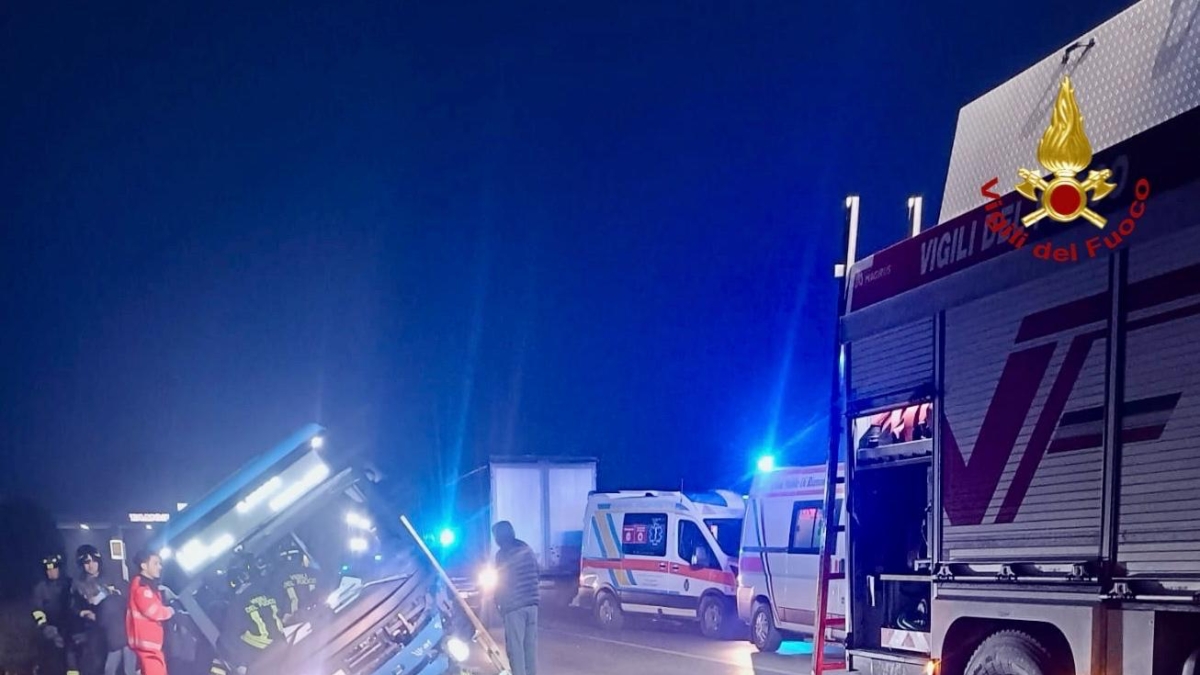 Arezzo, bus di linea si scontra con un'auto e un tir e si ribalta: cinque feriti (non gravi)