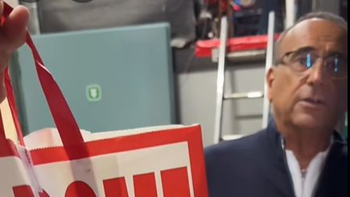 Sanremo, da Firenze arriva la schiacciata dell'Antico Vinaio all'Ariston: «La Carlo» regalata a Conti