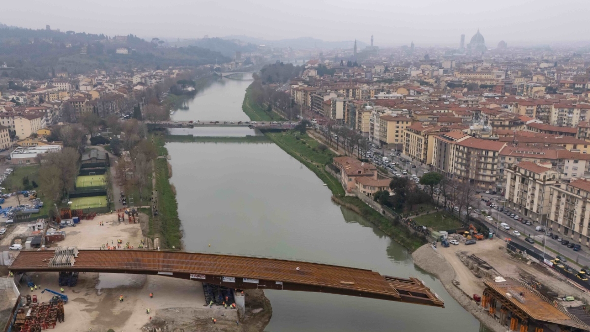 Nuovo ponte a Firenze tra Bellariva e l'Anconella, la sindaca al varo: «Un giorno storico». Tantissimi fiorentini ad assistere