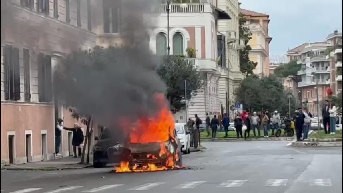 Auto a fuoco, un incendio spaventoso vicino Villa Borghese