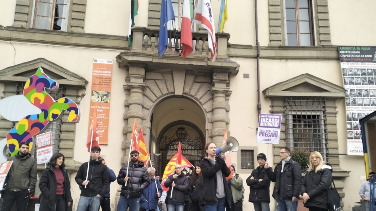 Firenze, protesta davanti alla Regione degli addetti ai musei: «Domenica saremo agli Uffizi con i lavoratori precari e in appalto con CoopCulture»