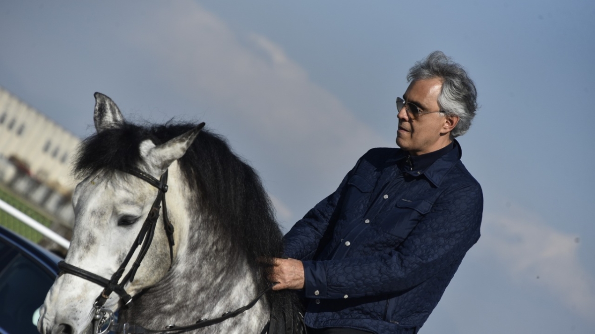 Sanremo 2026: prima della finale Andrea Bocelli va in elicottero a comprare un cavallo a Spirano
