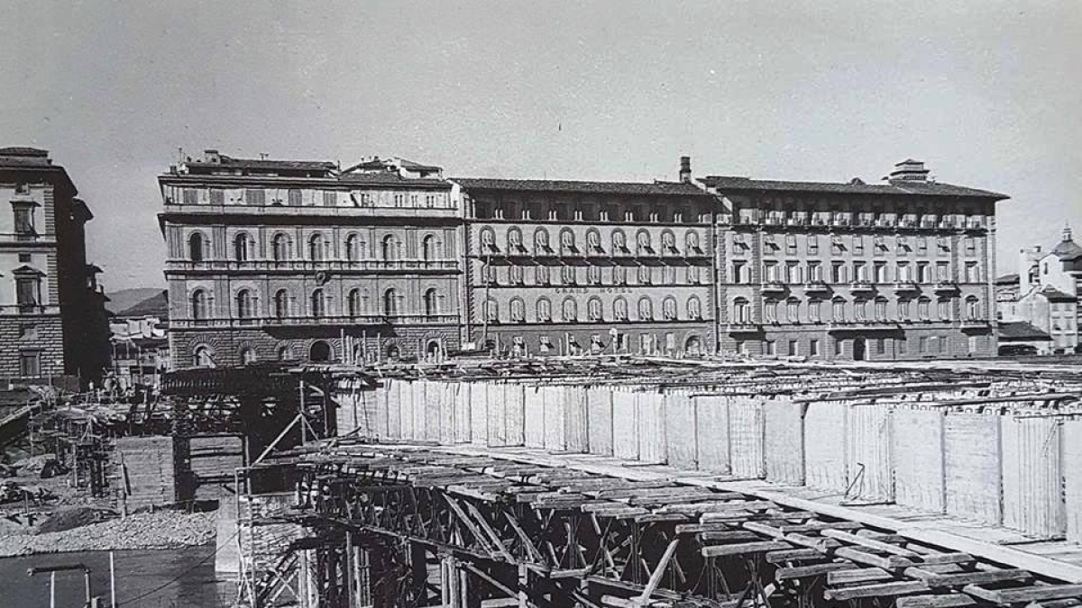 In legno, sospesi, poi in pietra: così Firenze da duemila anni unisce le due sponde dell’Arno