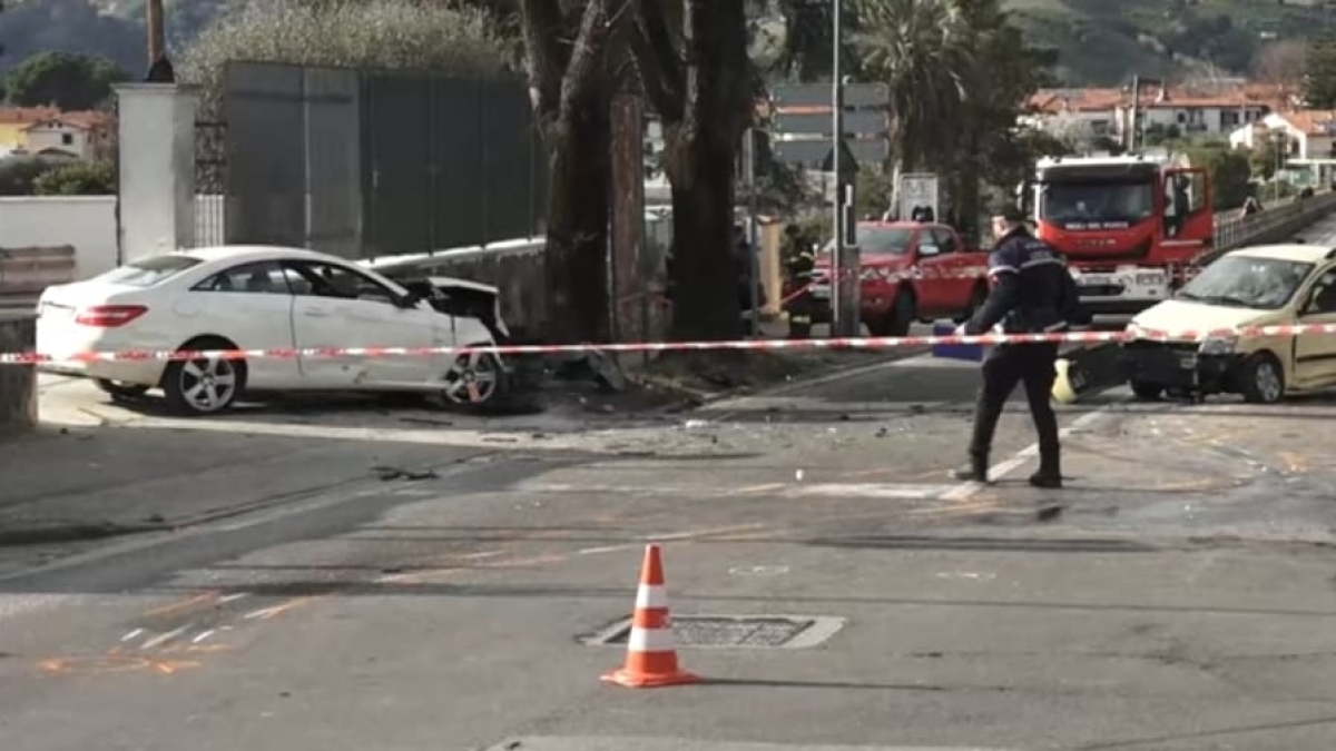 Massa, scontro violento tra due auto: muore un uomo di 77 anni