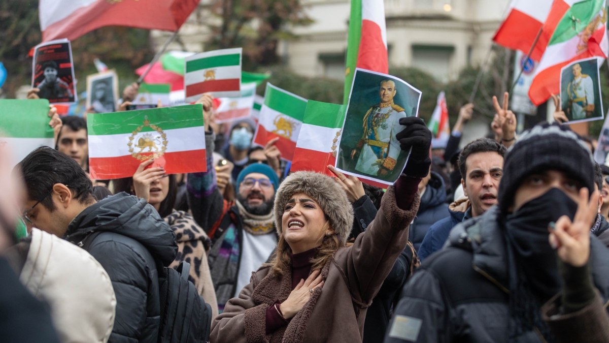 Gli iraniani di Milano: «Via i mostri della Repubblica islamica. Ora torni lo Scià»