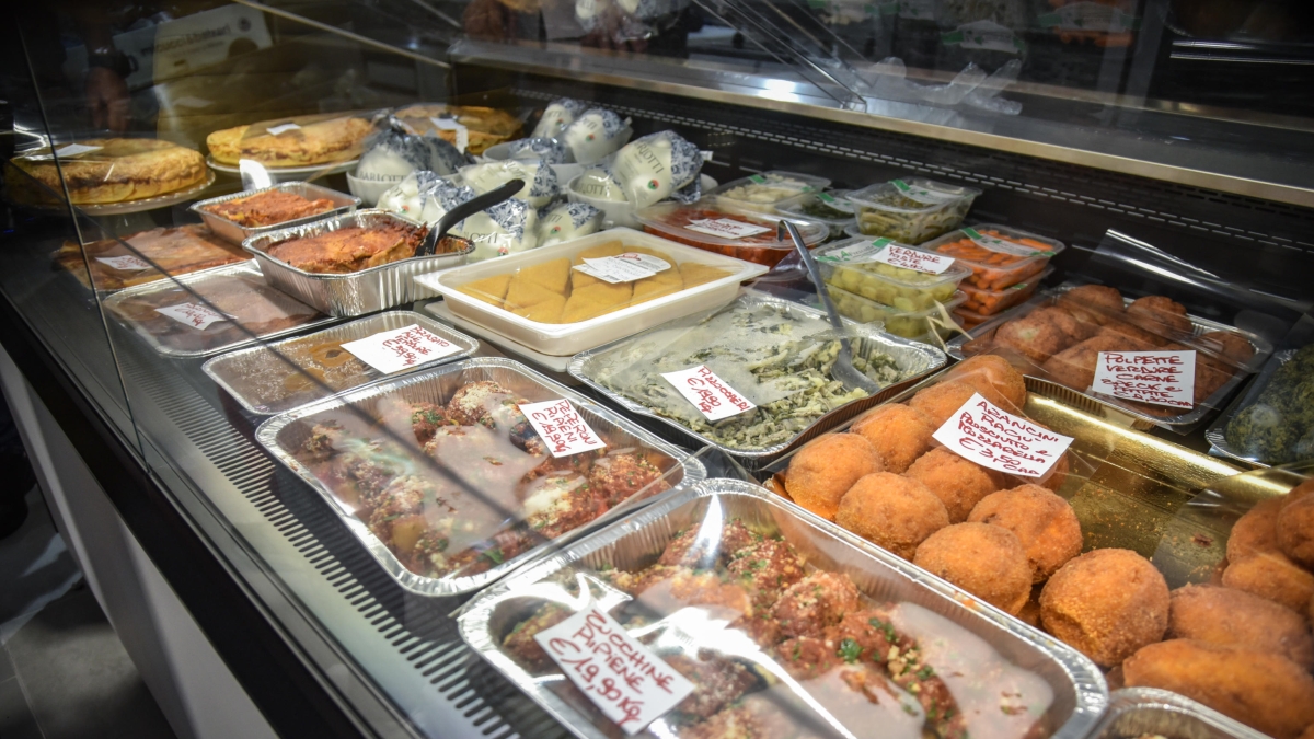 Milano, le gastronomie «salva cena», rifugio dei single: sapori regionali o etnici, aperitivi e street food. Prezzi più bassi dei ristoranti