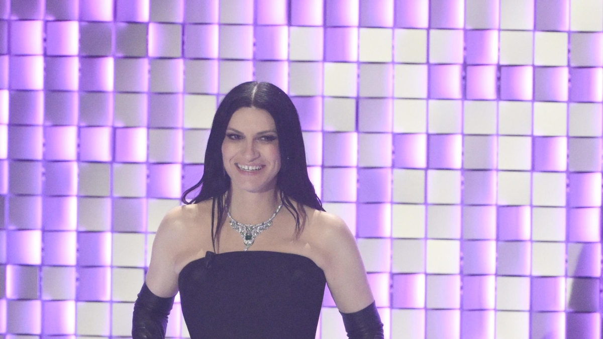 I voti ai look della serata finale di Sanremo: Carlo Conti Pinguino innamorato (5), Malika cristallizzata (6,5) e Renga Club Sandwich (5)