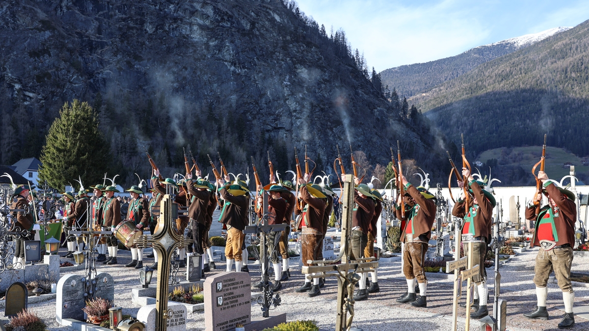 I Freiheitlichen non scendono in piazza e attaccano l’Svp: «Sbagliato sostenere gli estremisti». Ma sulla remigrazione sono d'accordo