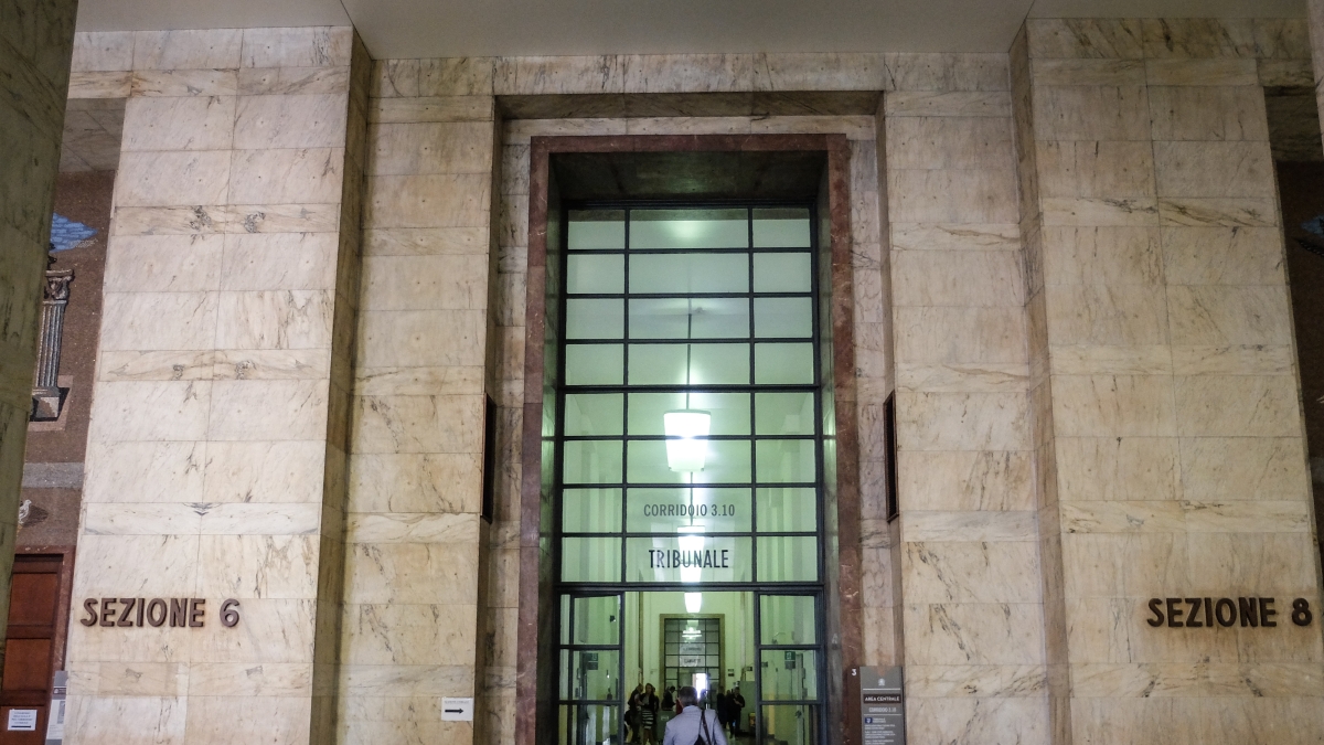 Milano, violenze su una 13enne disabile: l’incontro al centro commerciale, sms e regali costosi. Lui scriveva: «Avrei bisogno del permesso dei tuoi, ma ora compi gli anni...»