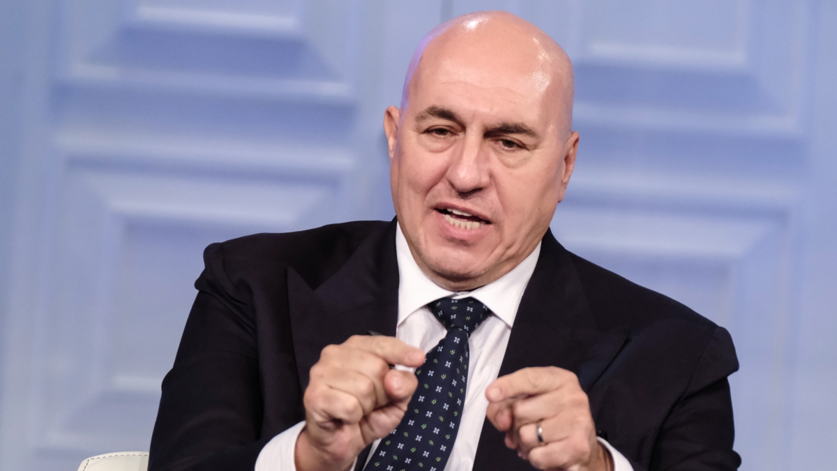 Crosetto e le polemiche per il rientro da Dubai: «Il volo di Stato? Ho pagato il triplo». Meloni sorpresa dal viaggio