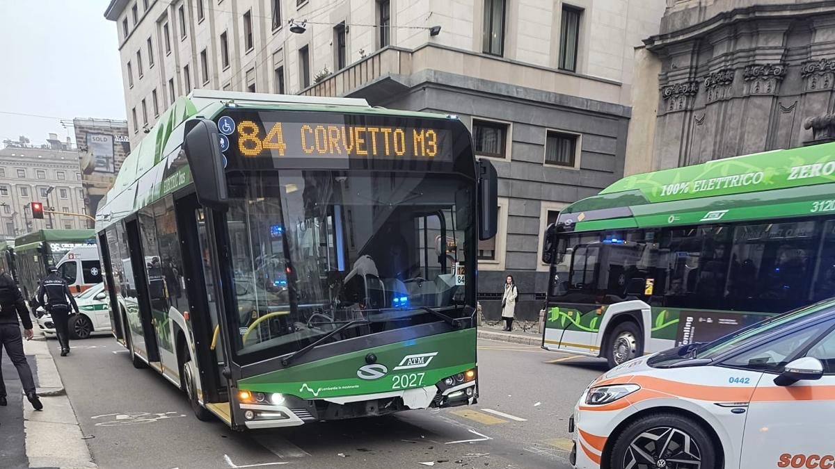 Incidente in centro a Milano, motociclista perde il controllo in via Senato e finisce contro un autobus: quattro feriti