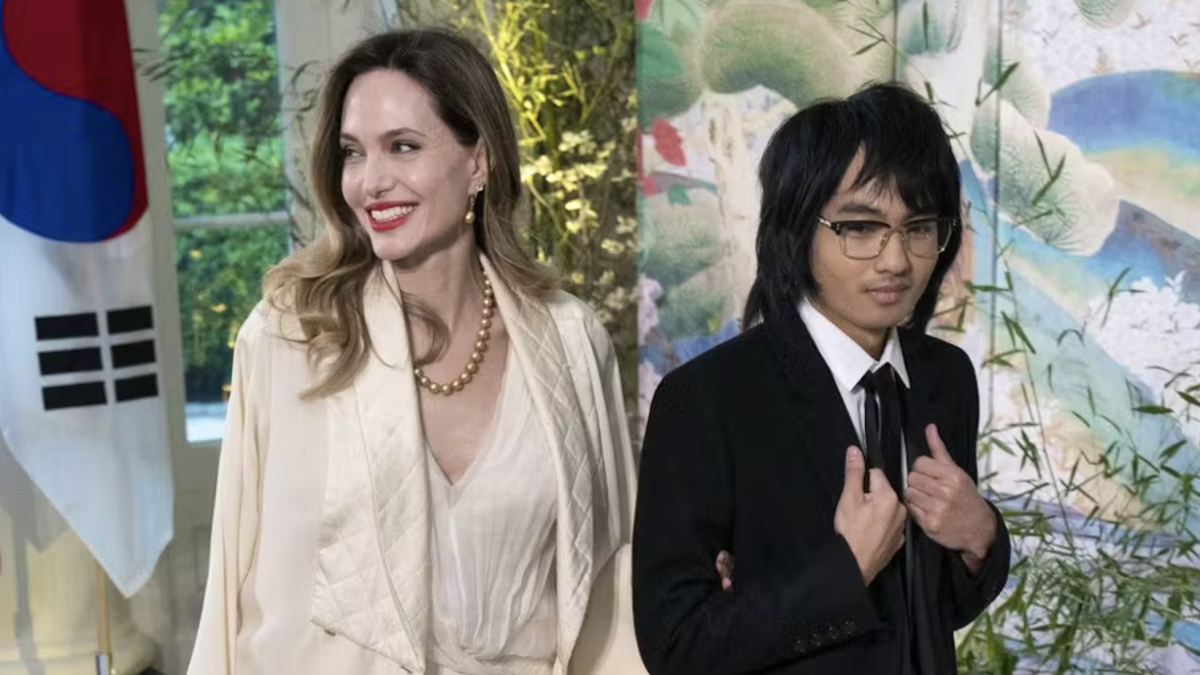 Angelina Jolie e Brad Pitt, anche il primo figlio Maddox rinuncia al cognome del padre e sceglie di usare solo quello della madre