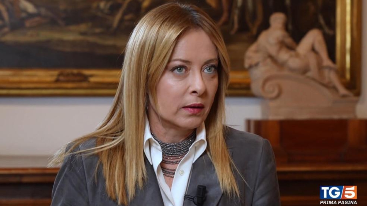 Meloni e l'Iran: «L'obiettivo è che la crisi non dilaghi. Crosetto non ha mai smesso di fare il suo lavoro»