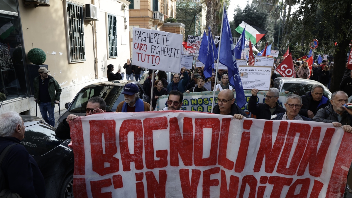 Corteo con slogan femministi a Bagnoli contro l'America's Cup