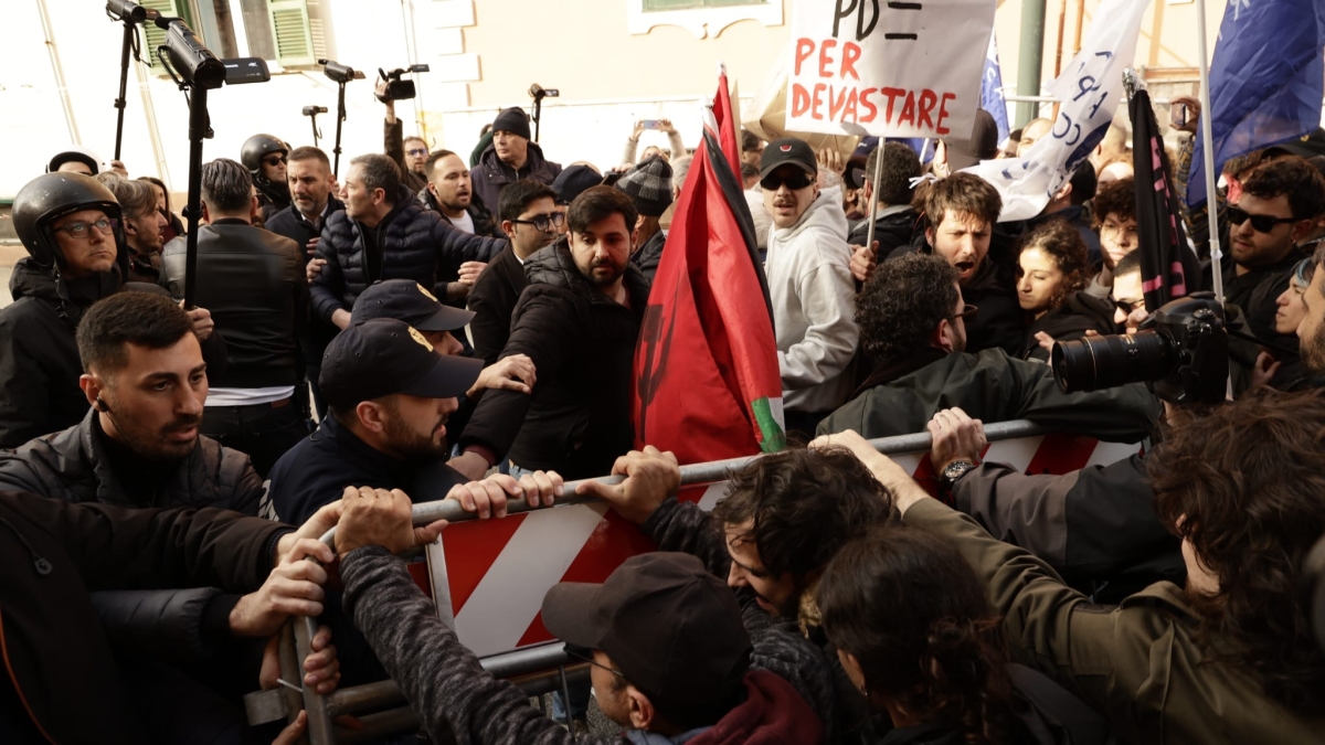 Bagnoli, tensione prima del Consiglio Comunale sull'America's Cup. Attivisti sfondano transenne, un poliziotto ferito. Fermato un manifestante