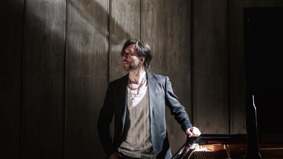 «Skylight – Viaggio di una vita al pianoforte», Alberto Pizzo a Napoli con Gigi Savoia