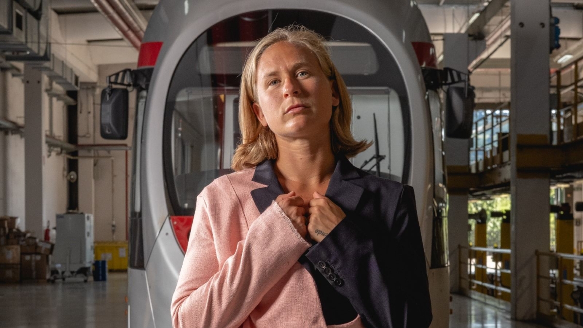 Le divise della tramvia trasformati in abiti unici per sostenere l'emancipazione delle donne in difficoltà