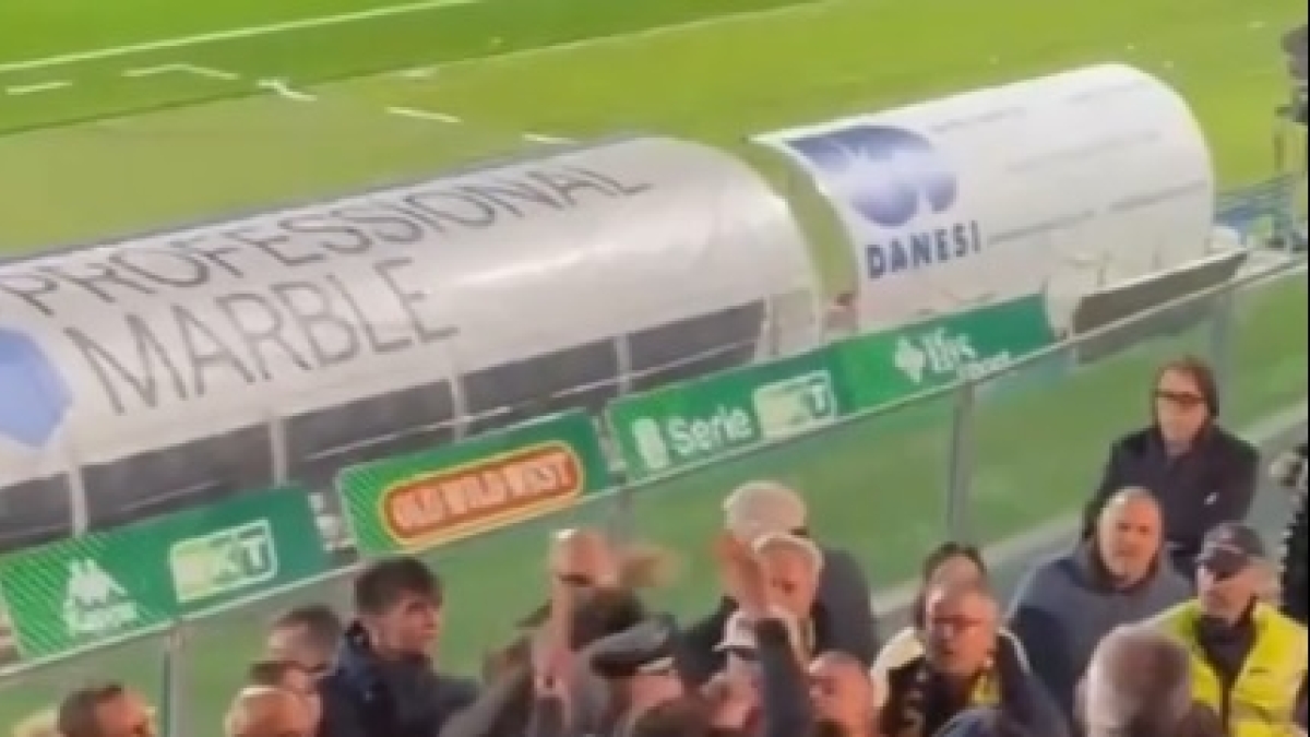 Carrarese-Catanzaro, un rigore fatto ribattere scatena la bufera: Rocchi lascia lo stadio scortato dalla polizia