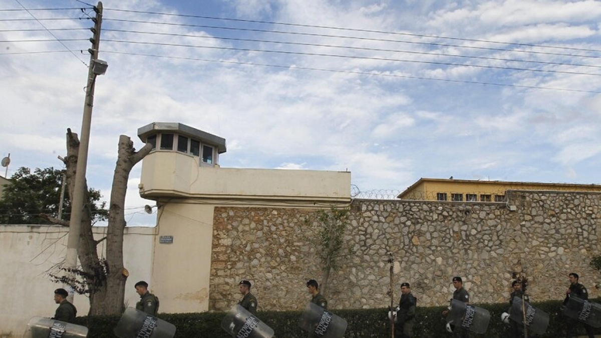 Pakistano arrestato a Siena per omicidio, resta libero: estradizione negata perché «le carceri greche sono inumane»