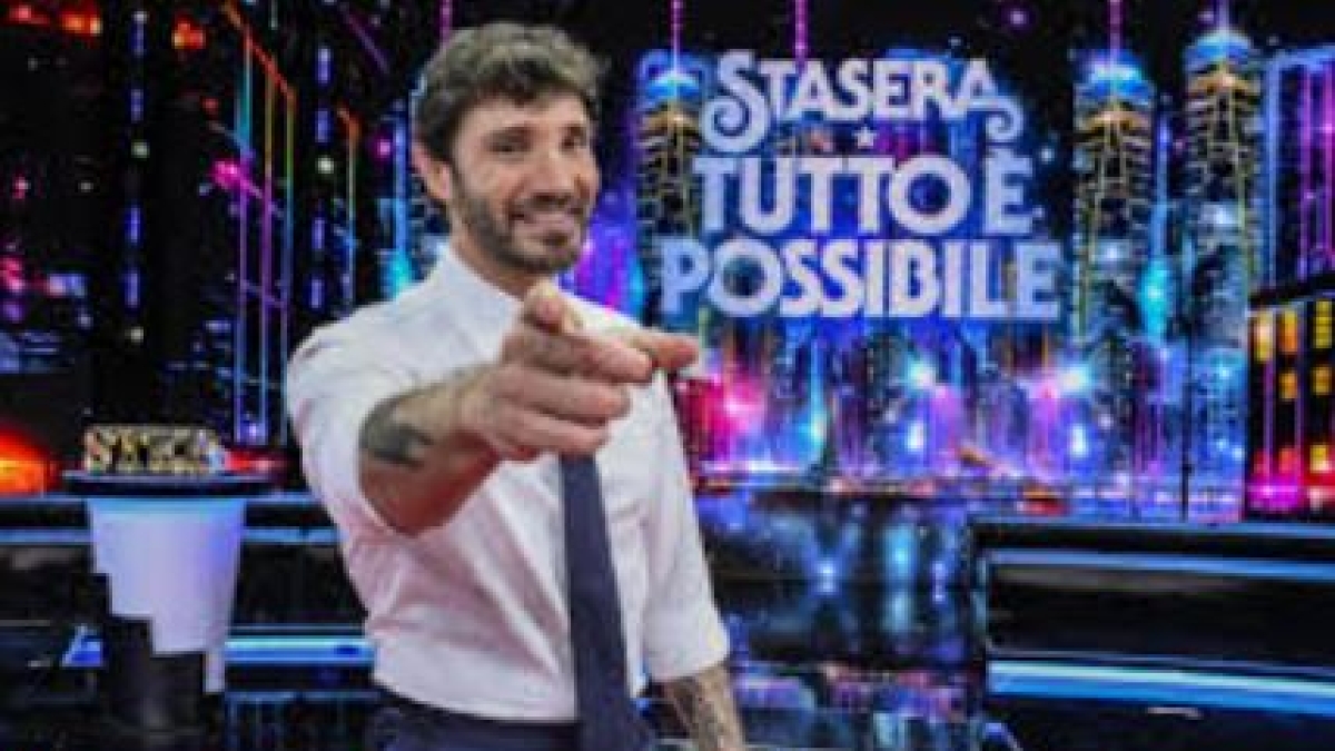 De Martino, un salto di carriera. Che si capisce però poco: a «Stasera tutto è possibile» cast senza chimica, sembra un animatore di feste