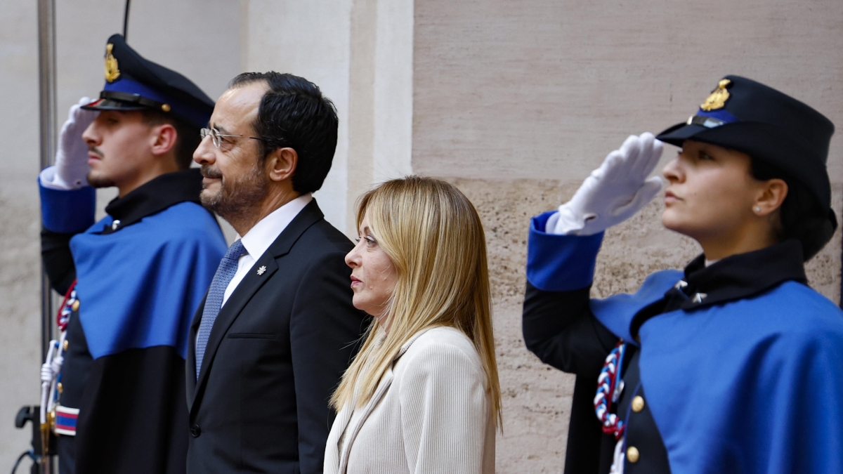 Meloni e la guerra in Iran, la telefonata di 20 minuti della premier con Macron: «In questa fase bisogna coordinarsi»