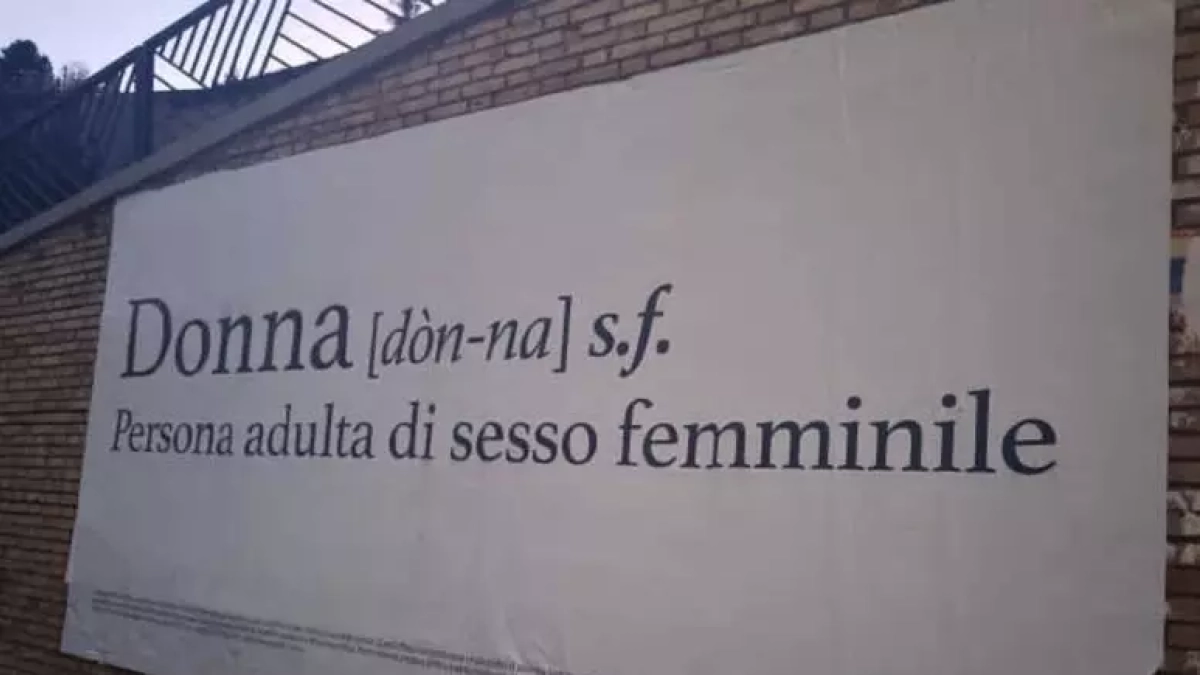 8 marzo, manifesti di Pro Vita con la definizione di «donna» tratta dai vocabolari. Fabrizio Marrazzo: «Rimuoverli subito»