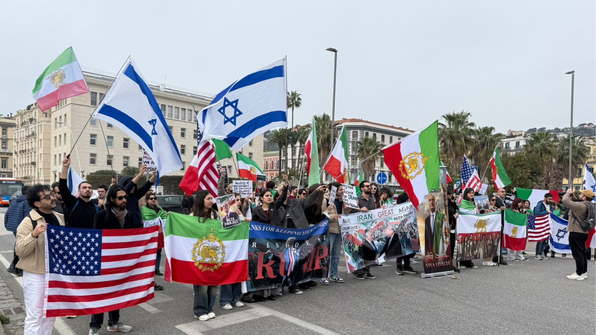 Napoli, bandiere di Iran e Israele assieme sotto il Consolato Usa: «Grazie Bibi e Trump, restituiteci la libertà»