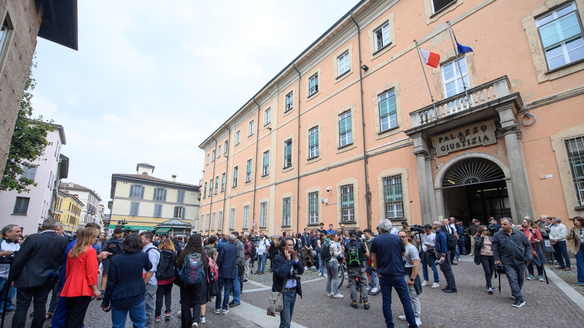 Pavia, fratturarono il volto di uno studente a colpi di pietra per rubare il cellulare: due arresti dopo un mese di indagini