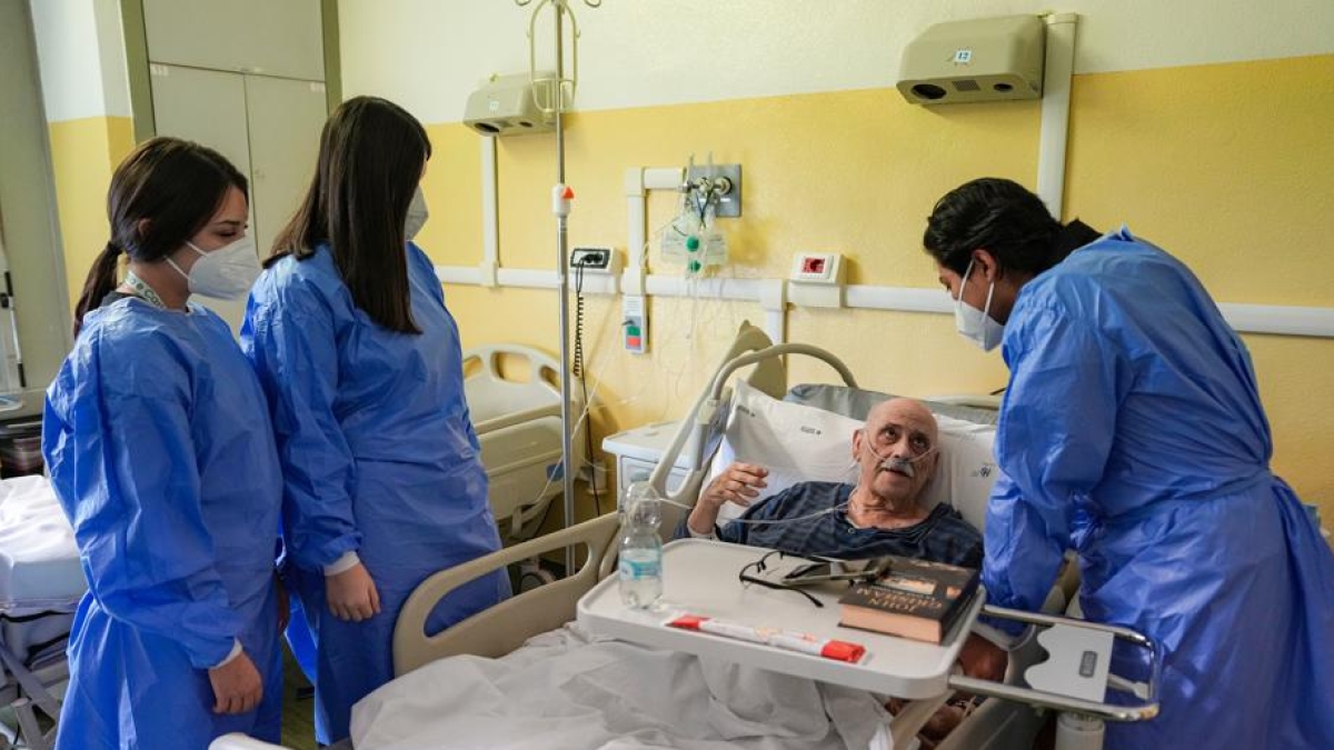 Musica e burraco con gli anziani ricoverati al San Carlo. Così gli studenti scoprono la «vita in corsia»