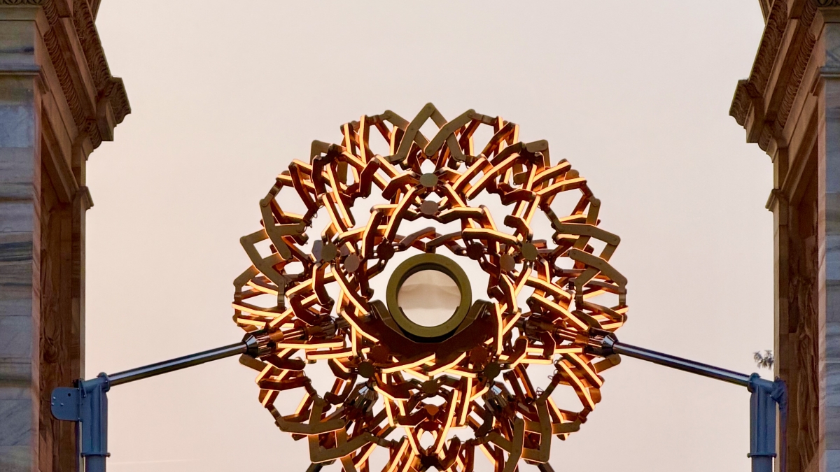 Milano, mistero all'Arco della Pace: il braciere (riacceso con le Paralimpiadi) si è spento nella notte. Intervento urgente per ripristinare la fiamma