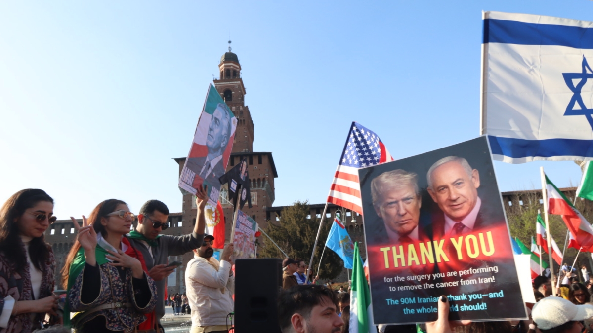 Milano, centinaia in piazza per il Medio Oriente: al Castello «grazie Trump», in Repubblica per Khamenei, proPal verso il consolato Usa