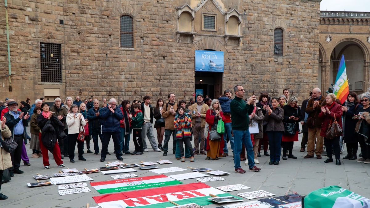 Firenze, gli iraniani in piazza: «Contro il regime e contro le bombe Usa»
